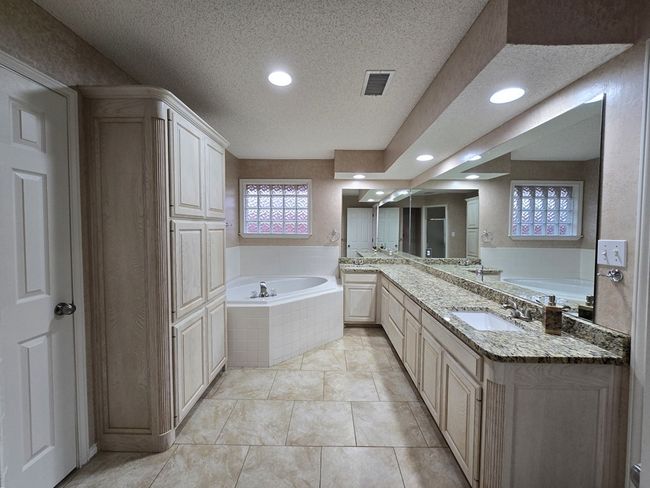 Primary Bathroom | Image 18