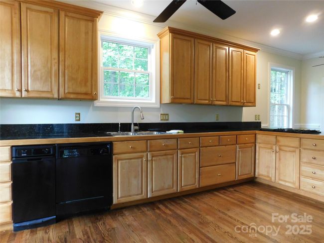 Spacious coutertop for easy prep. | Image 12