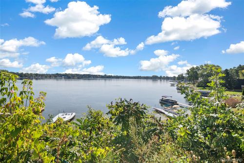 11035 Silver View Ct, South Lyon, MI, 48178-8880 | Card Image