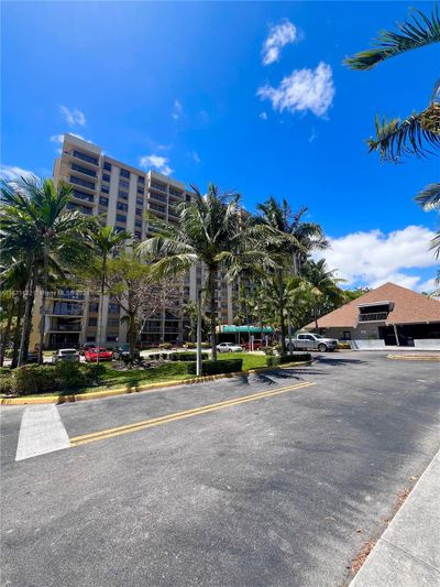 A1409 - 1470 Ne 123rd St, Condo with 2 bedrooms, 2 bathrooms and null parking in North Miami FL | Image 2