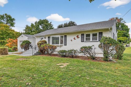 18 Stonecrest Dr, New Windsor, NY, 12553-7126 | Card Image