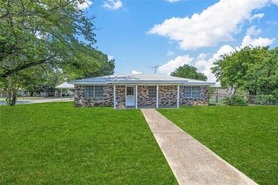 Ranch-style house with a front lawn | Image 1