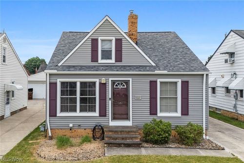 8327 Renwood Dr, Parma, OH, 44129-3529 | Card Image