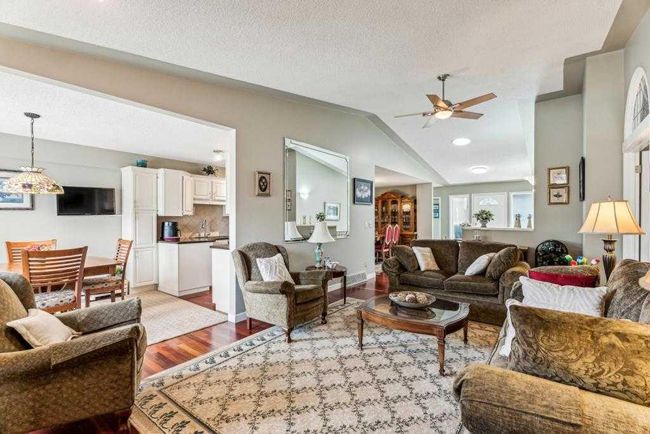 89 Shawnee Rise Sw, Home with 3 bedrooms, 3 bathrooms and 4 parking in Calgary AB | Image 7