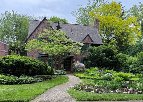 8642 Hendrie Blvd, Huntington Woods, MI, 48070-1620 | Card Image