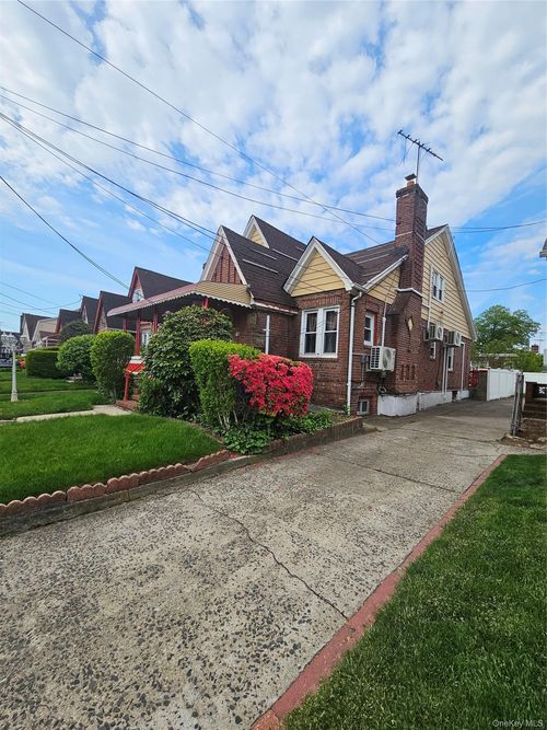 114-52 205th St, Saint Albans, NY, 11412 | Card Image