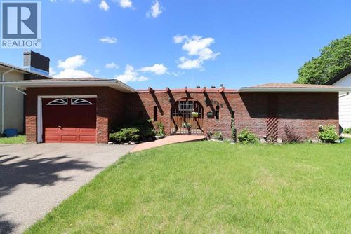 2120 11 Avenue Ne, Medicine Hat, AB, T1C1K9 | Card Image