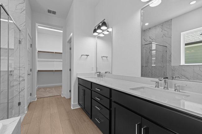 Owner's Bathroom | Image 16
