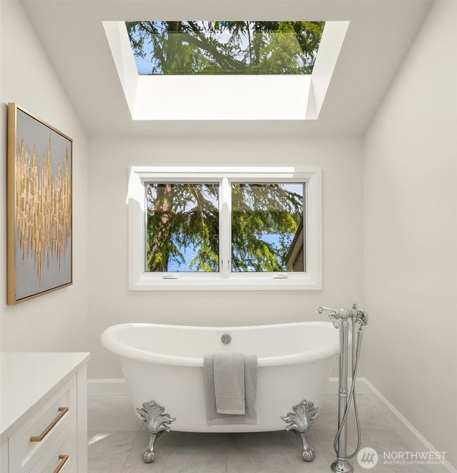 8620 N Mercer Way, House other with 5 bedrooms, 5 bathrooms and 3 parking in Mercer Island WA | Image 21