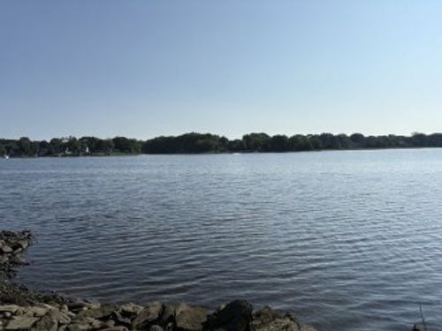 351 County Rd, Barrington, RI, 02806-2422 | Card Image