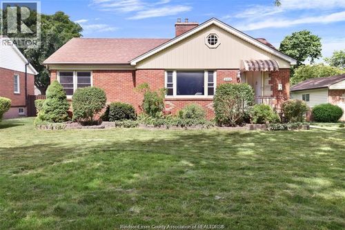 2432 Buckingham Dr, Windsor, ON, N8T2B5 | Card Image