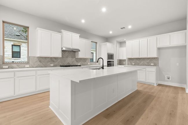 Large Center Island in Kitchen | Image 11
