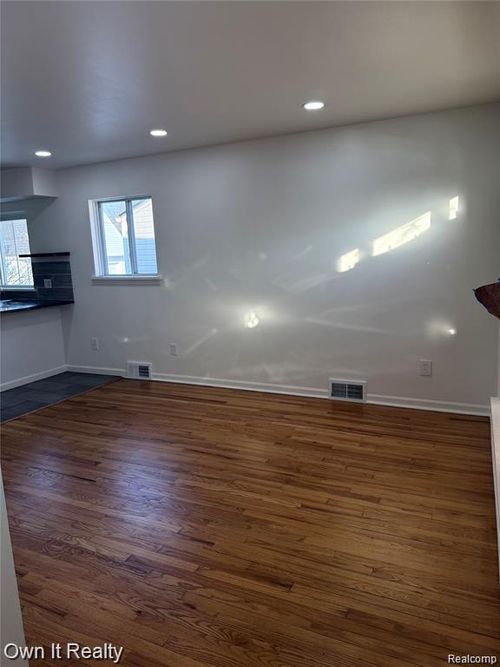 641 E Brockton Ave, Madison Heights, MI, 48071-4323 | Card Image