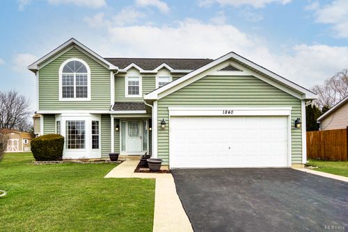 1840 Windmill Dr, Hanover Park, IL, 60133-6747 | Card Image
