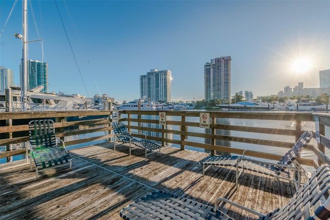 1406 - 19999 E Country Club Dr, Condo with 2 bedrooms, 2 bathrooms and null parking in Aventura FL | Image 25