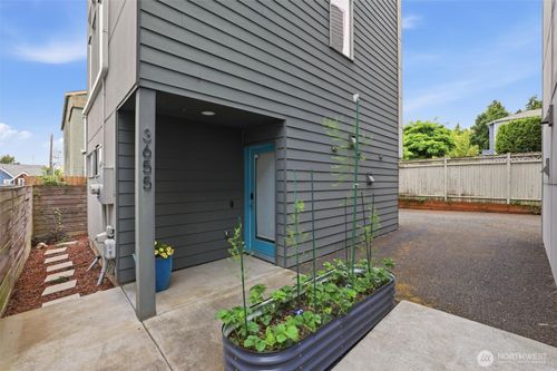 3655 Francis Ave N, Seattle, WA, 98103-8516 | Card Image