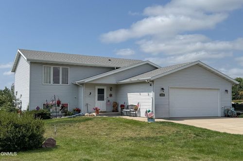 8216 44th St Ne, Bismarck, ND, 58503-6803 | Card Image