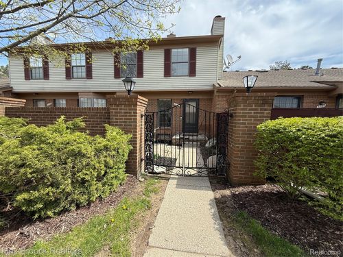 31186 Country Way, Farmington Hills, MI, 48331-1036 | Card Image