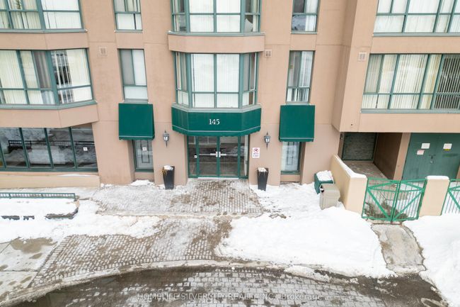 913 - 145 Hillcrest Ave, Condo with 3 bedrooms, 2 bathrooms and 1 parking in Mississauga ON | Image 4