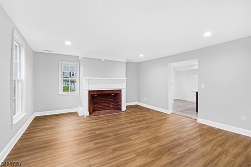 9 W Main St, Mendham Twp, NJ, 07945-1220 | Card Image