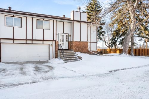 2305 4th Ave S, Moorhead, MN, 56560-3268 | Card Image