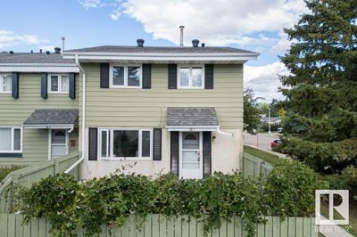 12 Callingwood Crt Nw, Townhouse with 3 bedrooms, 2 bathrooms and null parking in Edmonton AB | Image 2