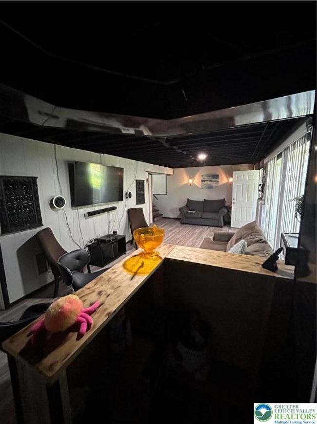 Family Room | Image 10