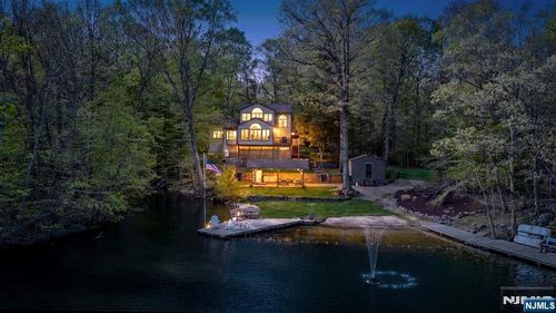 70 Harrison Ln, Bloomingdale, NJ, 07403-1902 | Card Image