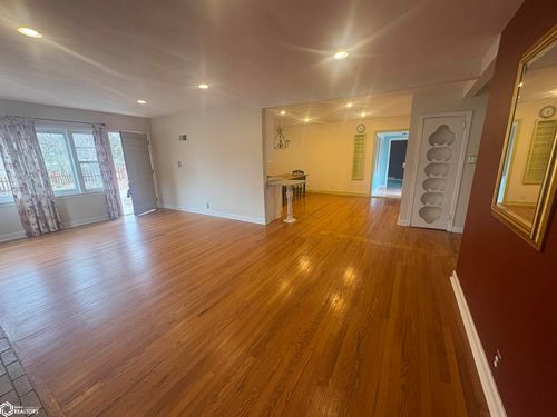 803 S Main St, Fairfield, IA, 52556-3617 | Card Image