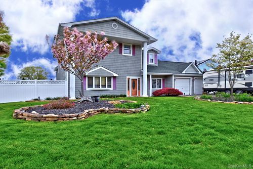 395 8th Street, Islip, NY, 11716 | Card Image