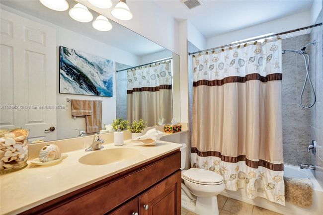 APT-501 - 3500 Oaks Clubhouse Dr, Condo with 3 bedrooms, 2 bathrooms and null parking in Pompano Beach FL | Image 18