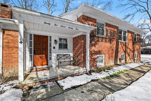 22724 King Richard Ct, Beverly Hills, MI, 48025-2508 | Card Image