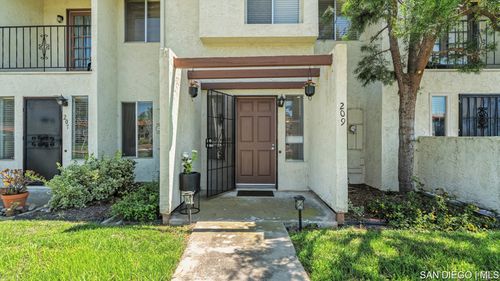 209 Espanas Gln, Escondido, CA, 92026-2926 | Card Image