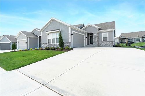 16955 168th Ter, Olathe, KS, 66062-8036 | Card Image