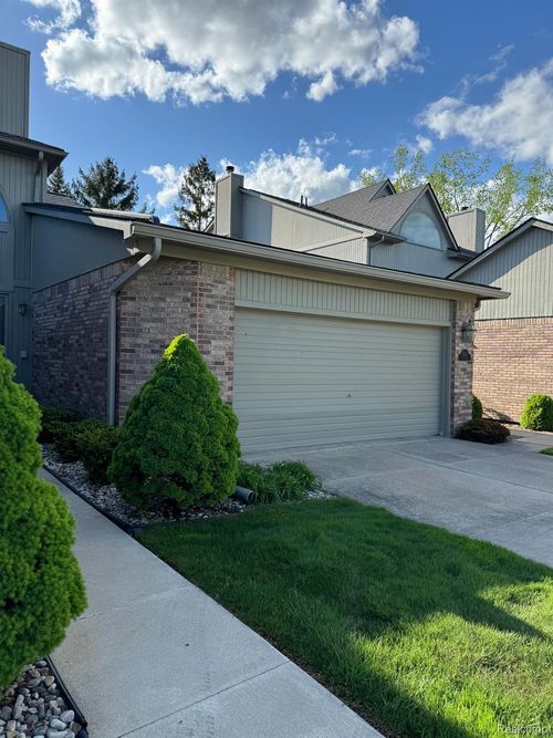 51433 Fox Hill Trl, Chesterfield, MI, 48047-1480 | Card Image