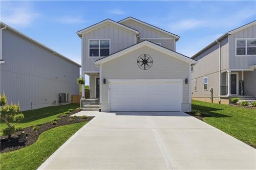 711 Glenn Ln, Kansas City, MO, 64152 | Card Image