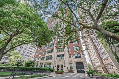 3S - 3920 N Lake Shore Drive, Condo with 3 bedrooms, 3 bathrooms and 1 parking in Chicago IL | Image 1