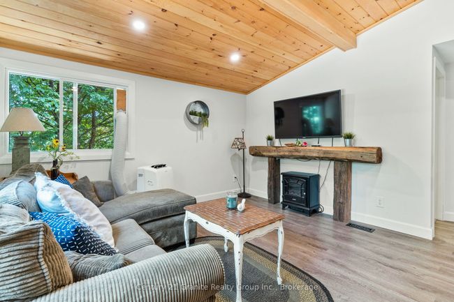 10979 Highway 118, House other with 3 bedrooms, 1 bathrooms and 8 parking in Algonquin Highlands ON | Image 4