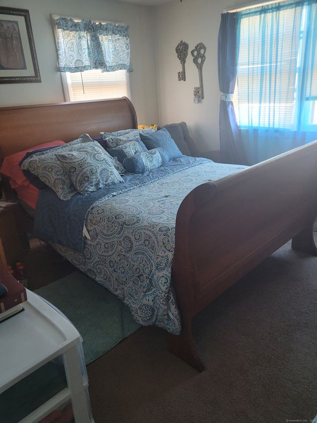 18 Elizabeth Ann Dr, Home with 4 bedrooms, 2 bathrooms and 2 parking in New Haven CT | Image 7