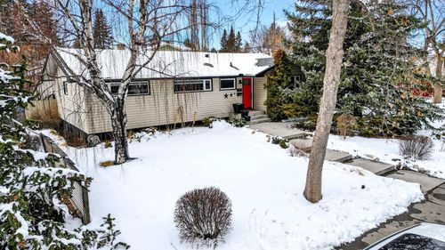 33 Warwick Dr Sw, Calgary, AB, T3C2R5 | Card Image