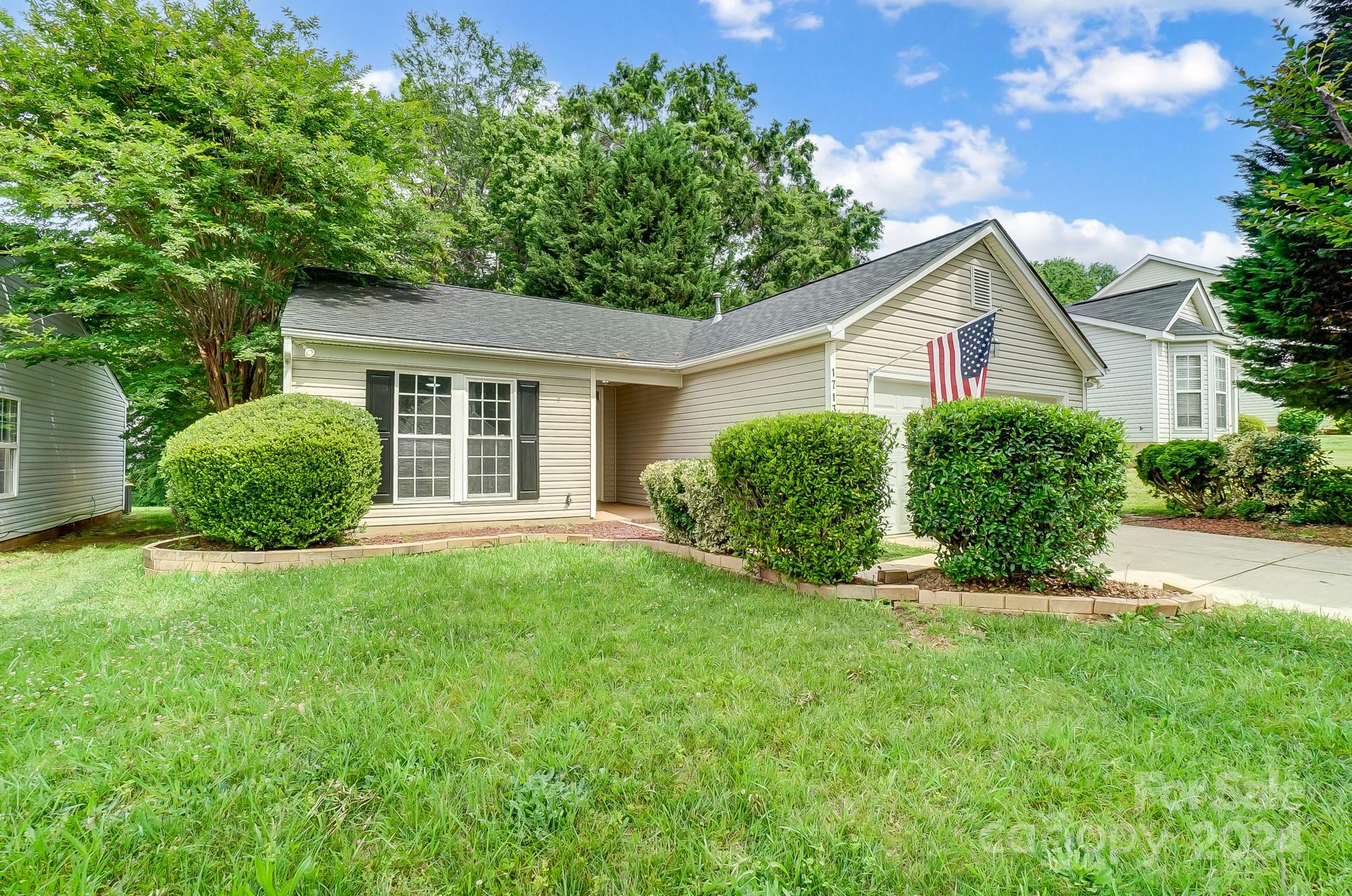 Oakdale Green Dr, Charlotte, NC 28216