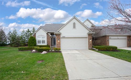 45467 Coachfort Dr, Macomb, MI, 48044-6331 | Card Image