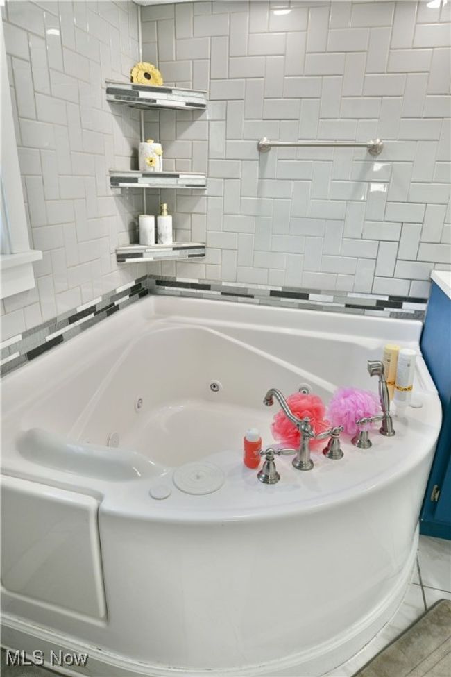 Full bath featuring a tub with jets | Image 31