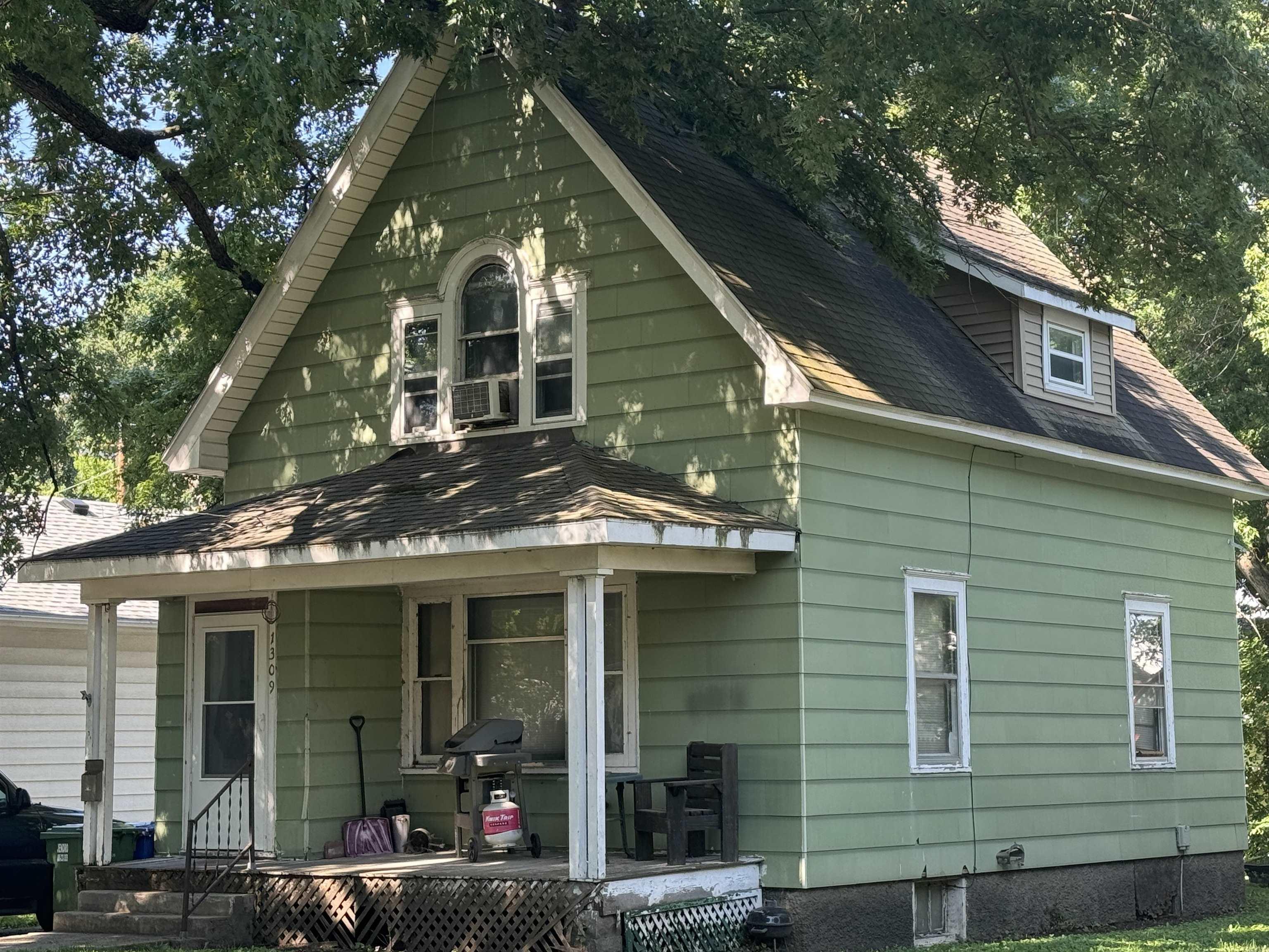 D St, Charles City, IA 50616