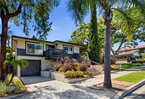 2043 Raymond Ave, Signal Hill, CA, 90755-5930 | Card Image