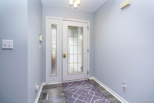 6075 Davison Rd, Burton, MI, 48509-1606 | Card Image