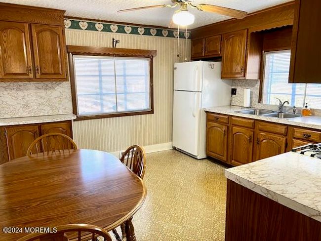 Eat-In Kitchen | Image 15