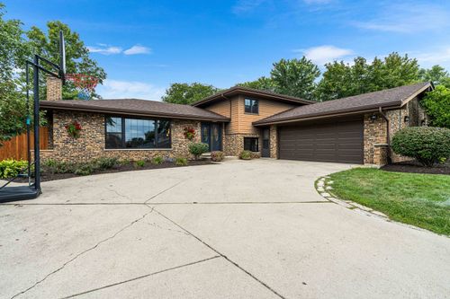 8020 Arrow Ln, Darien, IL, 60561-5213 | Card Image