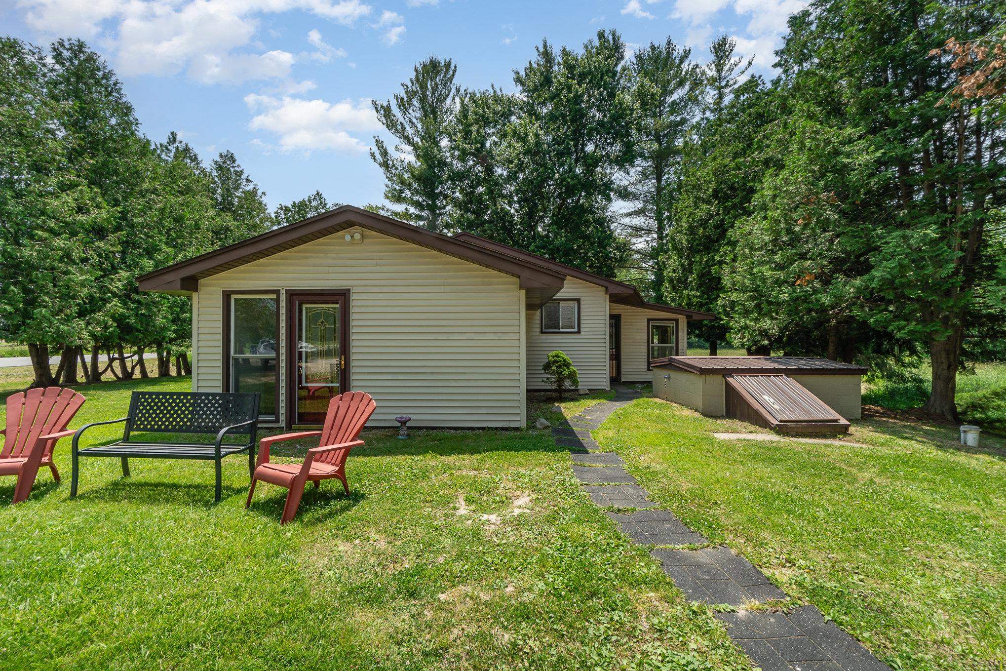 Middle Rd, Hope, MI 48628