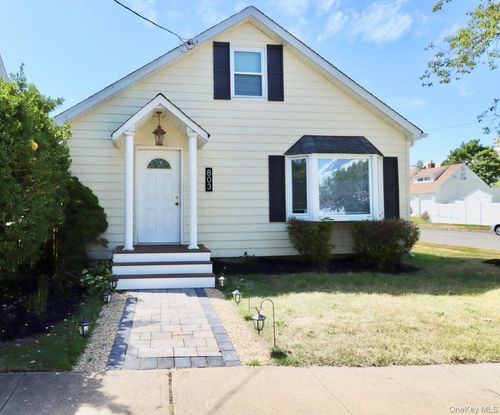 803 5th St, Babylon, NY, 11704-4505 | Card Image